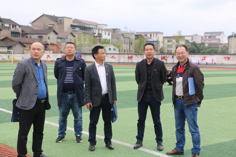 七中校长蔡志坚与刘元兵博士等在观摩中交流.JPG